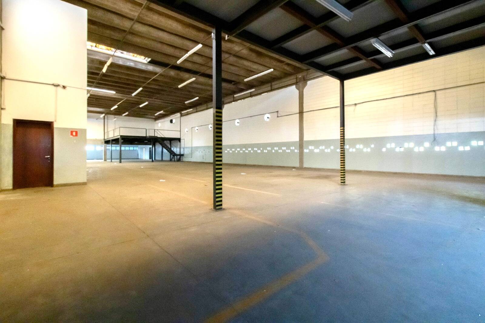 Depósito-Galpão-Armazém para alugar, 1600m² - Foto 4