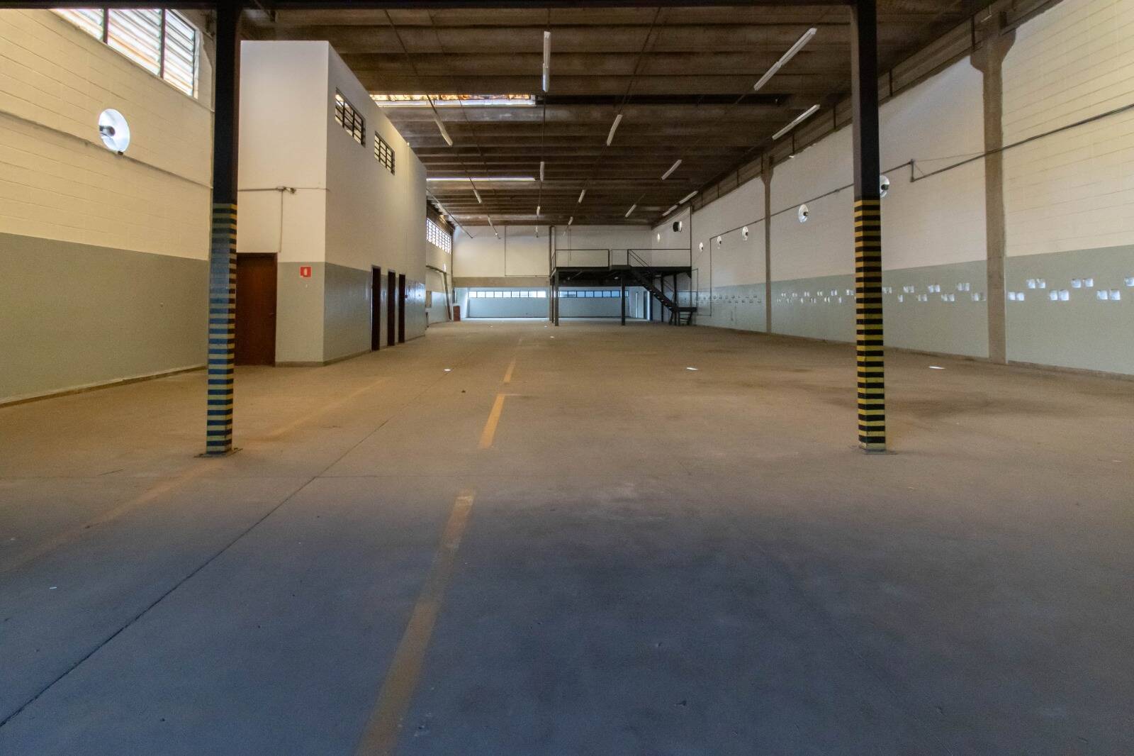 Depósito-Galpão-Armazém para alugar, 1600m² - Foto 5