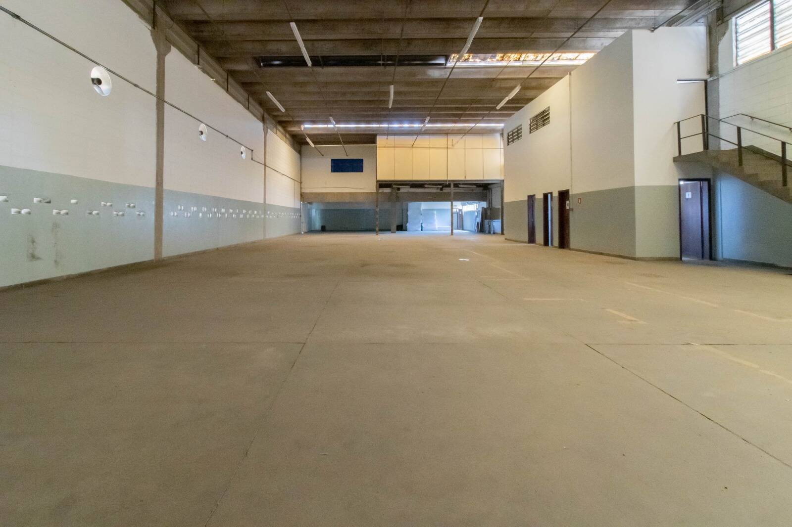 Depósito-Galpão-Armazém para alugar, 1600m² - Foto 16